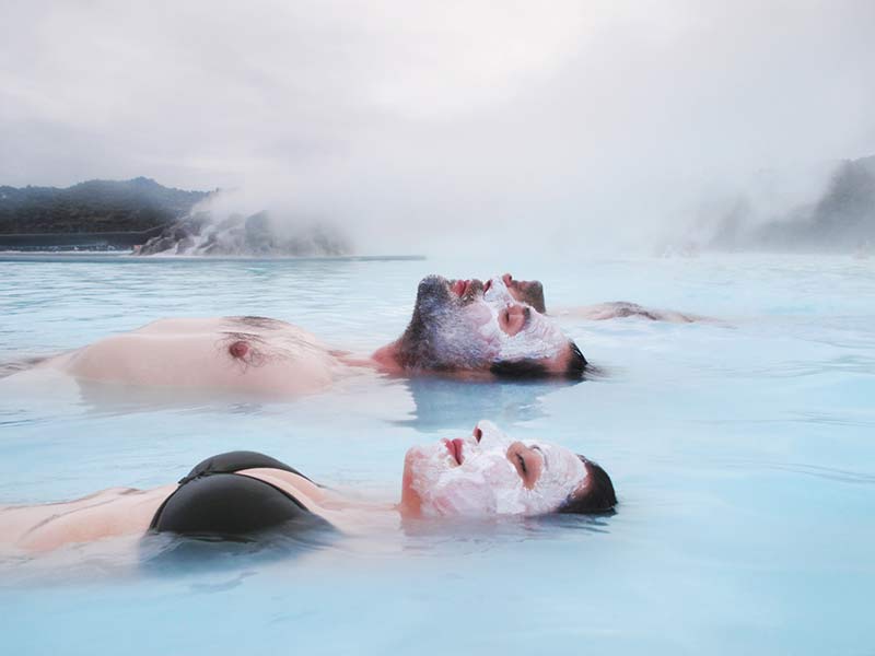 Two people are lubricated in minerals from the lagoon